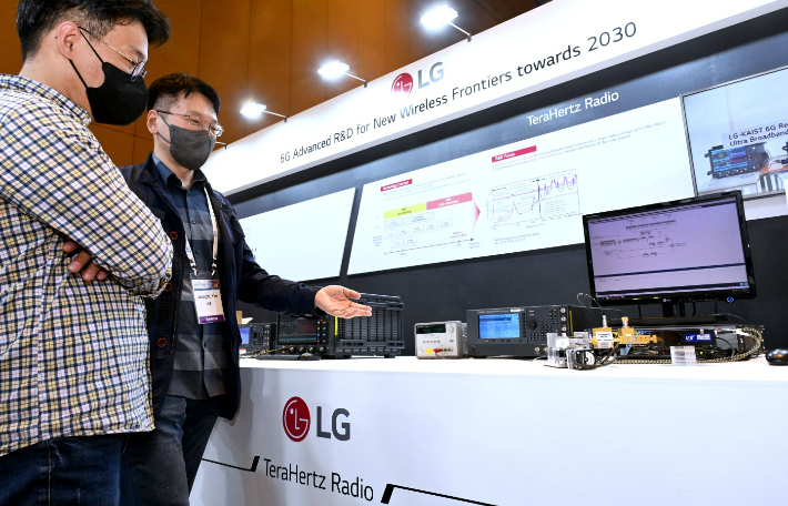  LG전자 직원이 6G 무선 송수신 테스트를 시연하기에 앞서 카이스트와 함께 개발한 6G 테라헤르츠 안테나 모듈을 소개하고 있다. LG전자 제공