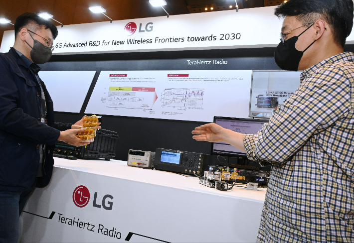 LG전자 직원이 독일 프라운호퍼 연구소와 함께 개발한 6G 테라헤르츠 안테나 모듈을 소개하고 있다. LG전자 제공