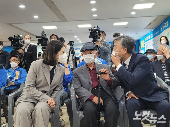 박지현(왼쪽) 민주당 비대위원장이 17일 민주당 대구선대위 출범식 자리에서 김대진(오른쪽) 대구시당위원장과 인사를 나누고 있다. 김세훈 기자