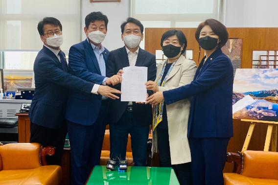 이광재 더불어민주당 강원도지사 후보가 16일 국회 행안위 의원들을 찾아 강원특별자치도 법안의 신속한 처리를 요청하고 있다. 이광재 후보 제공 