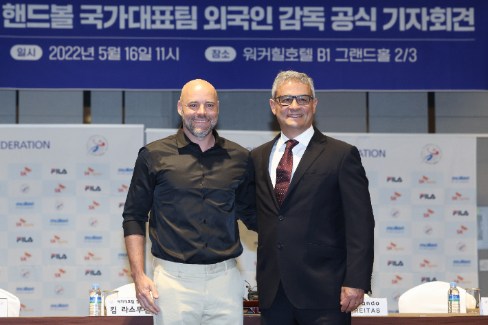 남녀 핸드볼 대표팀 라스무센(왼쪽), 프레이타스 감독. 연합뉴스