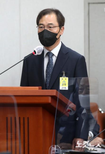 국회 운영위 전체회의 출석한 윤재순 총무비서관