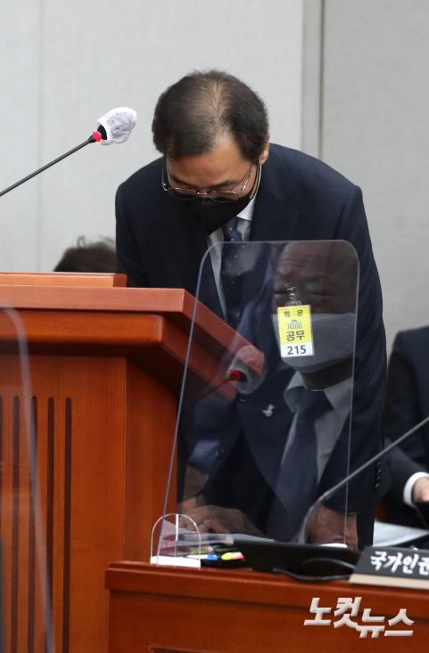 고개숙인 윤재순 총무비서관