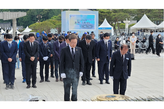 이재명 더불어민주당 총괄상임선대위원장은 17일 5.18 42주년을 하루 앞두고 국립5.18묘지를 찾아 헌화 분향했다. 민주당 광주시당 제공