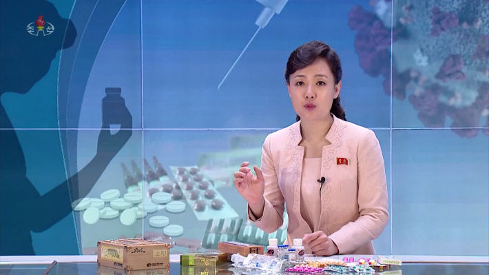 북한 조선중앙TV 김은정 아나운서가 16일 스튜디오에서 유열자(발열자)들에 대한 치료대책으로 가정들에서 이용하고 있는 약물사용방법에 대해 소개하고 있다. 연합뉴스