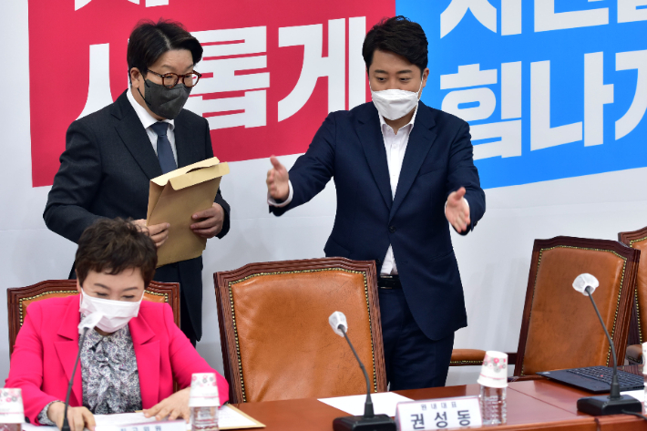 국민의힘 이준석 대표(오른쪽)와 권성동 원내대표가 대화를 나누는 모습. 연합뉴스