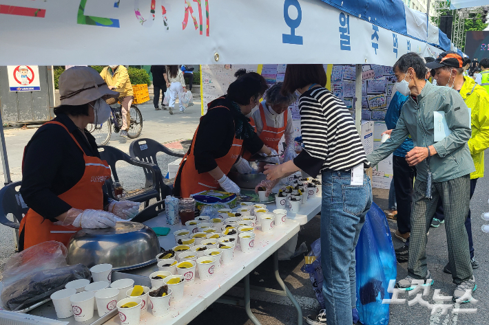 오월어머니회 회원이 17일 광주 동구 금남로에서 시민들에게 주먹밥을 나눠주고 있다. 김한영 기자