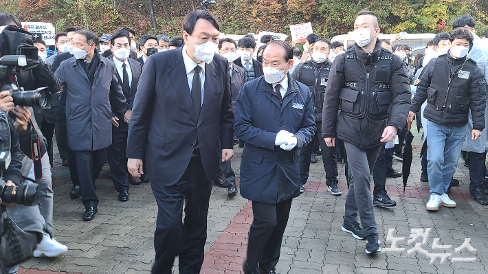 대통령 후보 시절인 지난 2021년 11월 10일 국립 5.18민주묘지를 방문한 윤석열 대통령. 김한영 기자