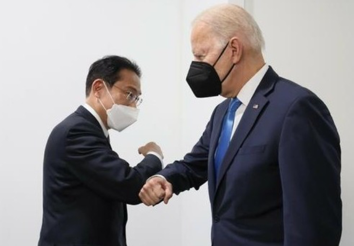 기시다 후미오 일본 총리가 지난해 11월 2일 제26차 유엔기후변화협약 당사국총회(CP26)가 열리는 영국 글래스고에서 조 바이든 미국 대통령을 만나 팔꿈치 인사를 나누고 있다. 기시다 후미오 총리 트위터 캡처