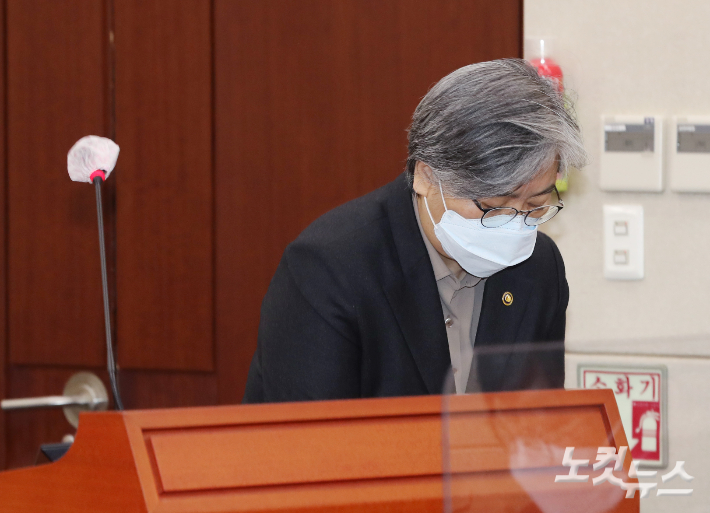 정은경 질병관리청장이 7일 국회에서 열린 보건복지위원회 전체회의에서 2022년도 제1회 추가경정예산안 제안설명을 하기 앞서 인사하고 있다. 윤창원 기자