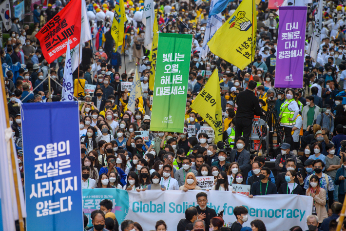 17일 오후 5·18 민주화운동 42주년 전야제 참가자들이 광주 동구 금남로에서 옛 전남도청으로 행진하고 있다. 5·18 전야제는 코로나19 대유행 탓에 2019년 이후 3년 만에 열렸다. 공동취재