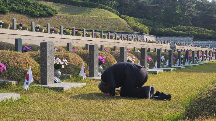 5·18 당시 형을 잃은 김삼규씨가 18일 광주 북구 국립5·18 민주 묘지를 찾아 형의 묘비 앞에서 절을 하고 있다. 김한영 기자