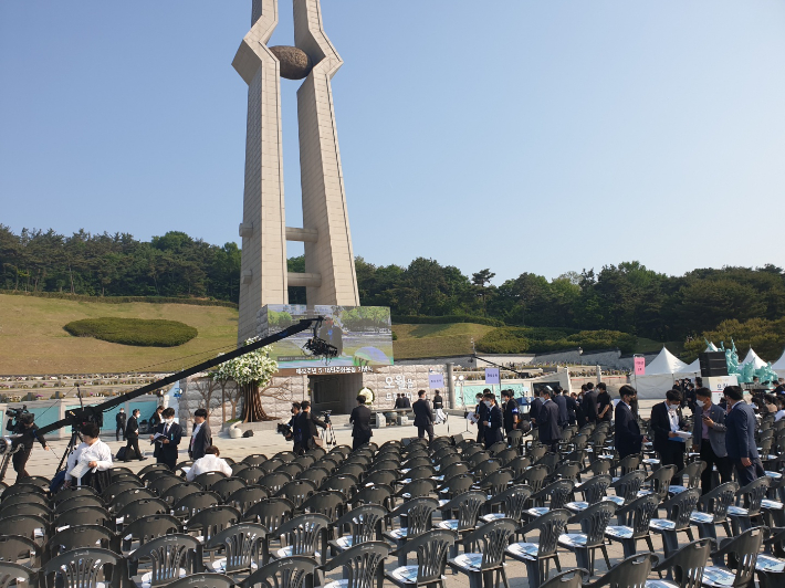 5.18 42주년 기념식 준비가 한창인 18일 국립 5.18민주묘지. 조시영 기자