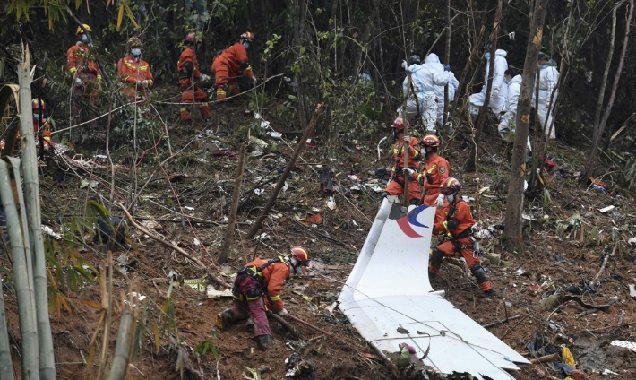 지난 3월 21일 중국 광시좡족자치구 우저우 텅현 인근 산악 지역에 추락한 동방항공 여객기 파편을 구조대원들이 수습하고 있다. 연합뉴스