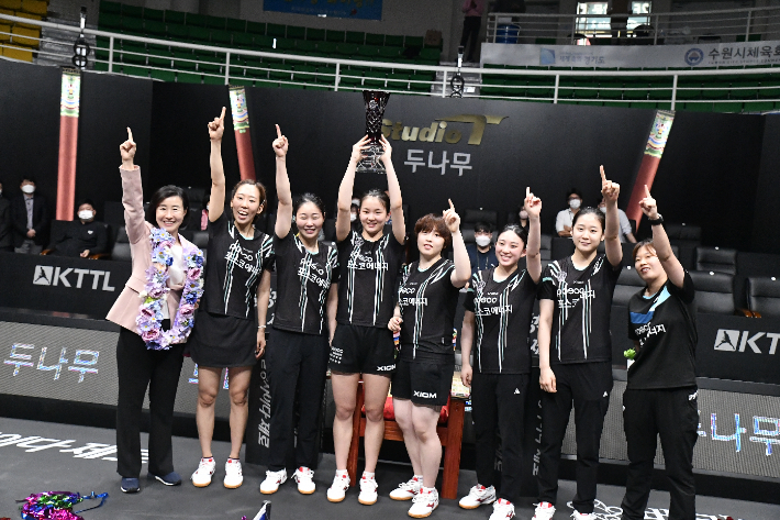 '2022 두나무 한국프로탁구리그(KTTL)' 여자 코리아 리그 1위로 챔피언 결정전에 직행한 포스코에너지 선수단. KTTL