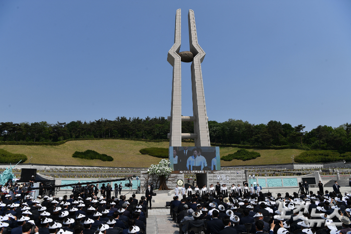 18일 광주 북구 국립5.18민주묘지에서 제42주년 5·18민주화운동 기념식이 열리고 있다. 박종민 기자