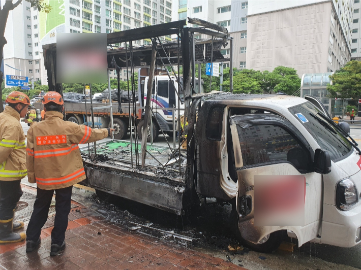 부산의 한 구의원 선거 유세 차량에서 불이 났지만, 다행히 인명피해는 없었다. 부산소방재난본부 제공