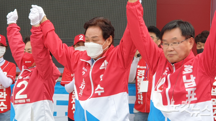 국민의힘 박완수 경남지사 후보는 홍남표 창원시장 후보, 김영선 창원의창구 국회의원 후보, 도·시의원 후보와 '원팀'을 구성하고 도민의 마음 속으로 들어가는 들어가는 선거 운동을 하겠다고 선언했다. 최호영 기자