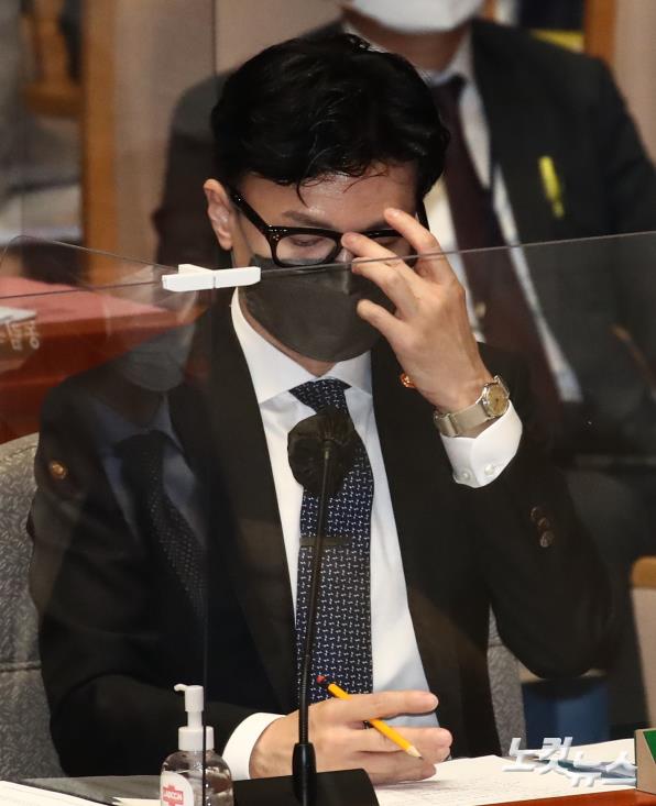 한동훈 법무부 장관이 19일 국회에서 열린 예산결산특별위원회에 참석해 안경을 고쳐쓰고 있다.