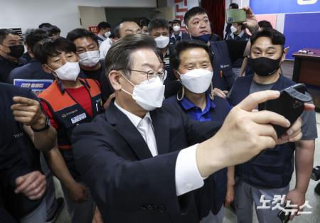 한국지엠 노조원들과 기념사진 찍는 이재명