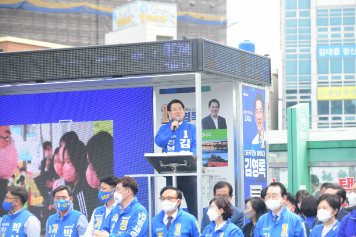 더불어민주당 김영록 전남지사 후보는 19일 오후 전남 목포역에서 '행복캠프 출정식'을 개최했다. 김영록 선거캠프 제공