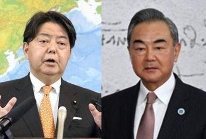 하야시 외무상(왼쪽)과 왕이 외교부장. 연합뉴스