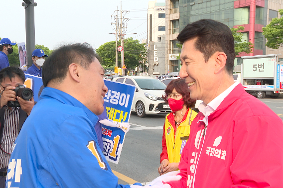 악수를 하고 있는 유성찬(왼쪽) 후보와 이강덕(오른쪽) 후보. 독자제공