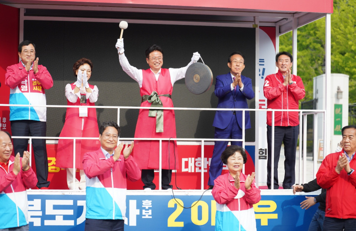 이철우 경북지사 후보가 19일 경주 통일전에서 출정식을 열고 있다. 이철우 후보 제공