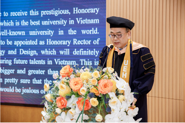 박영준 전 차관이 12일(현지시각) 베트남 국립 호치민경제대학교(UEH)에서 열린 기술·디자인대학(CTD) 명예학장 취임식에서 취임사를 하고 있다. UEH 제공 