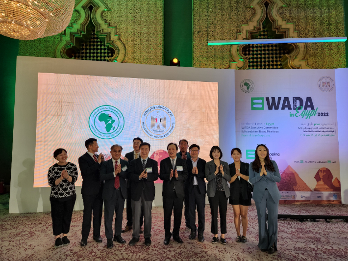 장인화 유치위원장(오른쪽에서 여섯 번째)을 비롯한 관계자들이 세계도핑방지기구(WADA) 총회 유치에 성공하자 박수를 치며 기뻐하고 있다. 부산상공회의소 제공