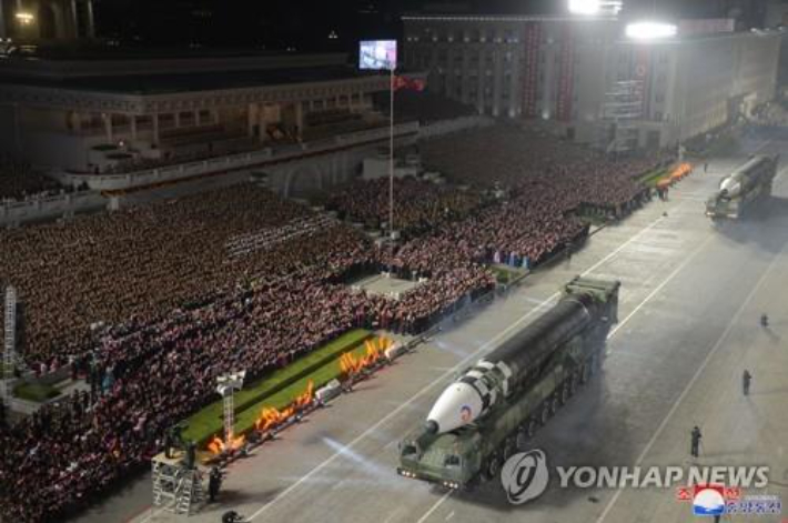 북한, 열병식에 등장한 '화성-17형'. 연합뉴스 