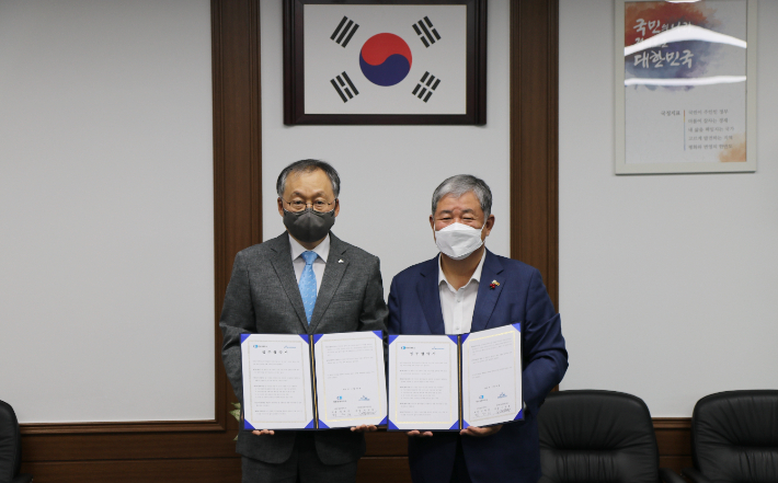 정태희 대전상의회장(오른쪽)과 이상률 한국항공우주연구원장이 '기업 기술개발 역량 강화를 위한 업무협약'을 체결했다. 대전상의 제공. 