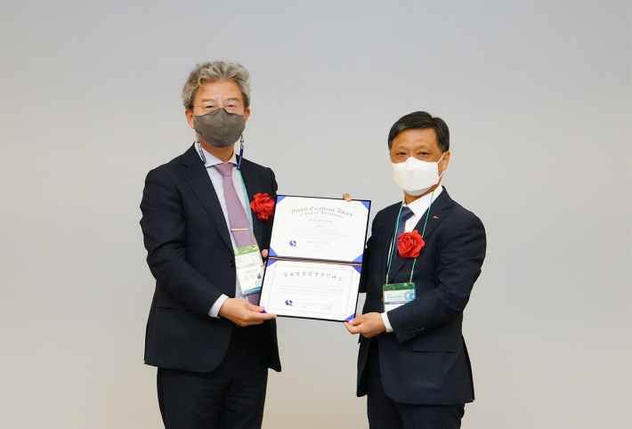 포스코 김학동(오른쪽) 부회장이 글로벌 품질경영인 대상을 수상했다. 포스코 제공