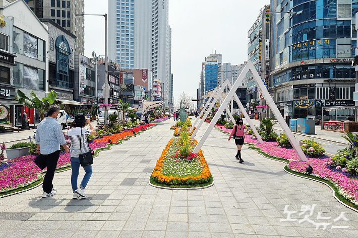 20일 부산 해운대해수욕장 입구 구남로에서 '2022 화훼농가 돕기 봄꽃축제'가 개막했다. 송호재 기자