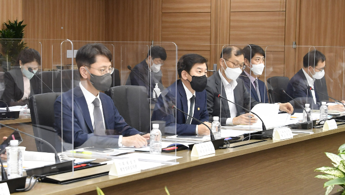 기획재정부 최상대(가운데) 제2차관이 20일 서울 여의도 한국수출입은행에서 열린 추경 집행 관련 '재정관리점검회의'를 주재하고 있다. 기재부 제공