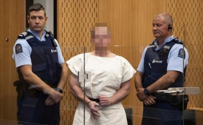 2019년 3월 뉴질랜드 크라이스트처치 이슬람사원 총격 사건을 저지른 범인 브렌튼 태런트가 이듬해 법원에서 재판을 받는 모습. 연합뉴스