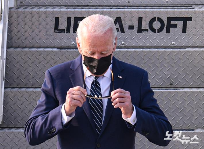 전용기에서 하기하는 조 바이든 미국 대통령