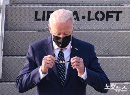전용기에서 하기하는 조 바이든 미국 대통령