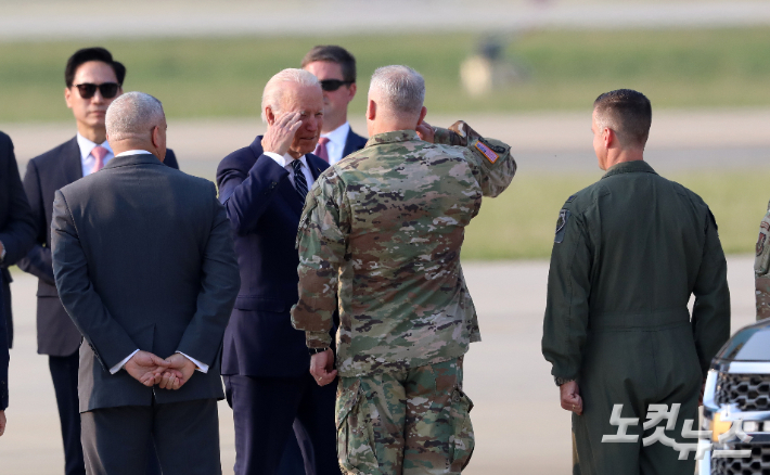 조 바이든 미국 대통령이 20일 경기 주한 미 공군 오산기지에 도착해 전용 공군기인 에어포스원에서 내려 인사를 나누고 있다. 오산=사진공동취재단