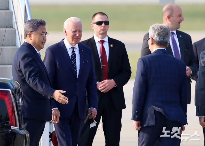조 바이든 미국 대통령이 20일 경기 주한 미 공군 오산기지에 도착해 전용 공군기인 에어포스원에서 내려 박진 외교부 장관의 안내를 받고 있다. 오산=사진공동취재단