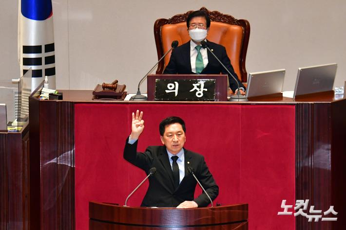 의원 징계안에 대한 변명하는 김기현