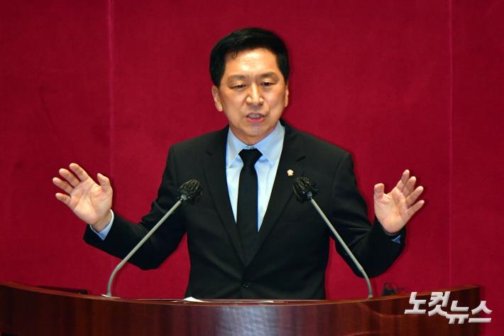 20일 서울 여의도 국회에서 열린 본회의에서 국민의힘 김기현 의원이 징계안에 대한 변명을 하고 있다.