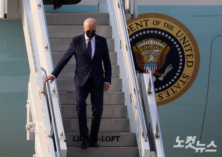 조 바이든 미국 대통령이 20일 경기 주한 미 공군 오산기지에 도착해 전용 공군기인 에어포스원에서 내리고 있다. 오산=사진공동취재단