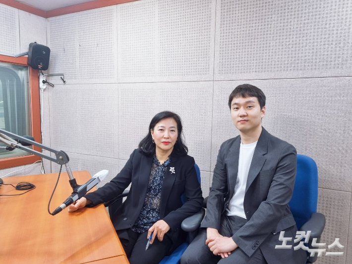 전남CBS 라디오 '시사의 창'에 출연한 박기영 순천대 의과대학 추진 단장(왼)과 김유석 진행자. 박사라 기자 