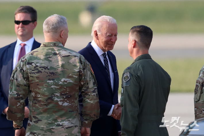 조 바이든 미국 대통령이 20일 경기 주한 미 공군 오산기지에 도착해 전용 공군기인 에어포스원에서 내려 인사를 나누고 있다. 사진공동취재단