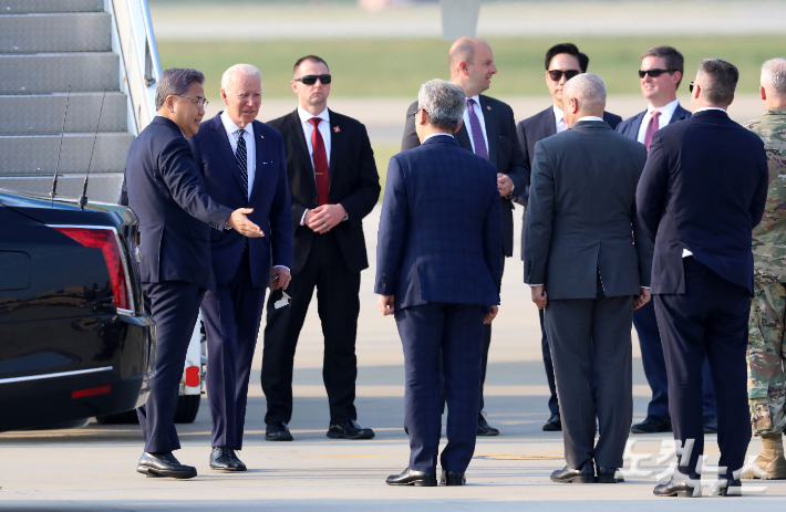 조 바이든 미국 대통령이 20일 경기 주한 미 공군 오산기지에 도착해 전용 공군기인 에어포스원에서 내려 박진 외교부 장관의 안내를 받고 있다. 사진공동취재단