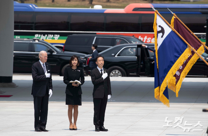 방한 중인 조 바이든 미국 대통령이 21일 서울 동작구 국립서울현충원을 찾아 참배를 하고 있다. 사진공동취재단