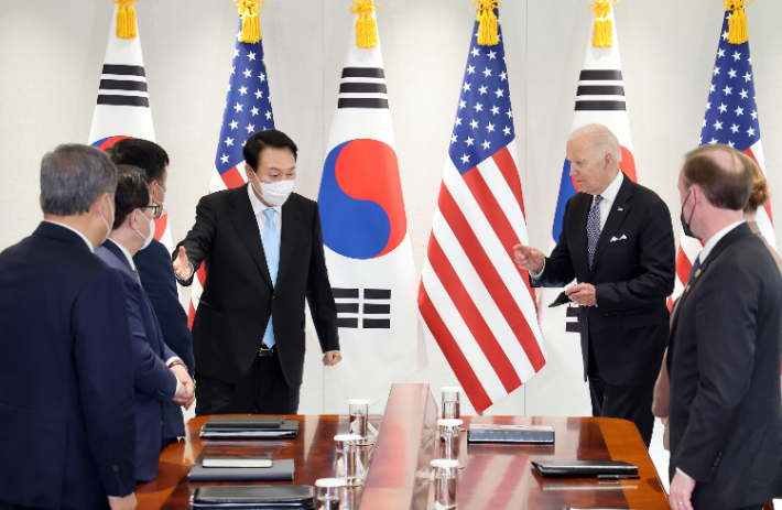 윤석열 대통령이 조 바이든 미국 대통령과 21일 오후 용산 대통령실 청사에서 확대 정상회담에 앞서 배석자들을 소개하고 있다. 연합뉴스