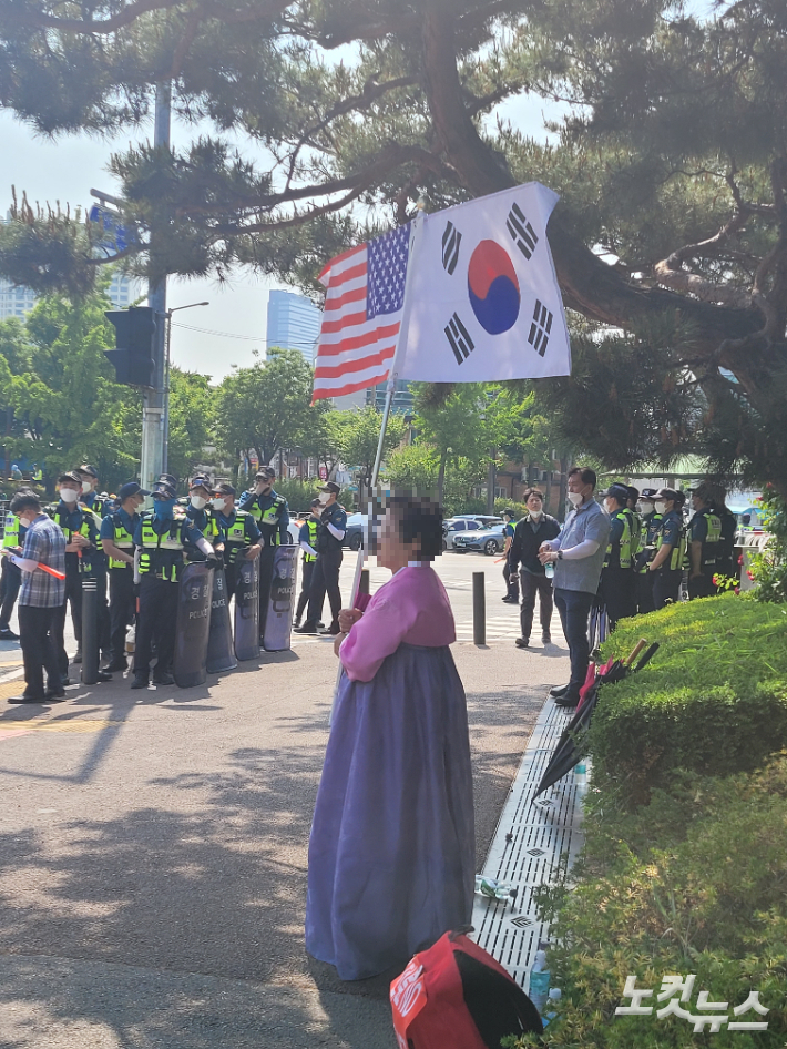 한미정상회담 당일인 21일 서울 용산구 전쟁기념관 앞에서 한 시민이 1인 시위를 하고 있다. 서민선 기자