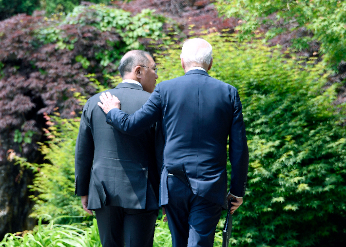 정의선 현대차그룹 회장과 조 바이든 미국 대통령이 국내외 언론 스피치를 마친 후 행사장을 떠나고 있다. 현대차그룹 제공